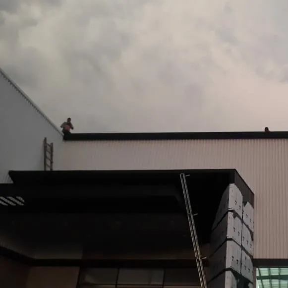 Muro y marquesina forrada con panel de aluminio negro