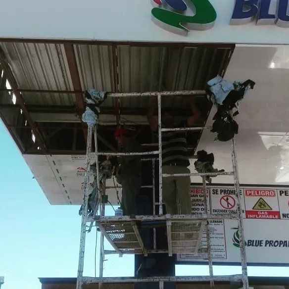 Faldón y letras con panel de aluminio