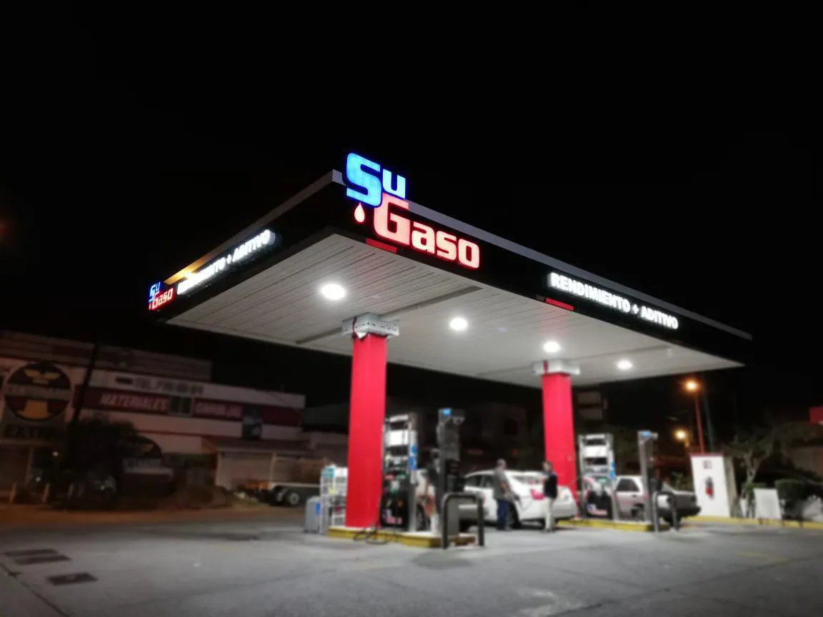 Fachada de panel de aluminio Gasolineras Su Gaso